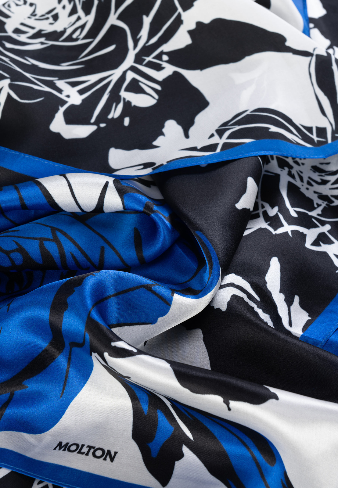 Jedwabna apaszka w niebieskie róże