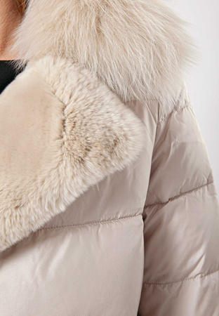 Beżowa kurtka z naturalnym futrem