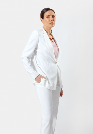 Biały żakiet ze złotym guzikiem