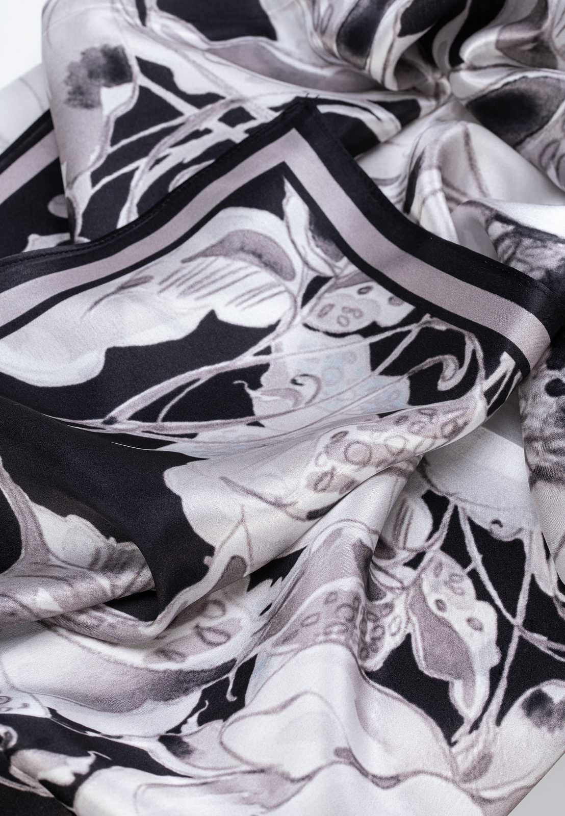 Jedwabna apaszka w kwiaty