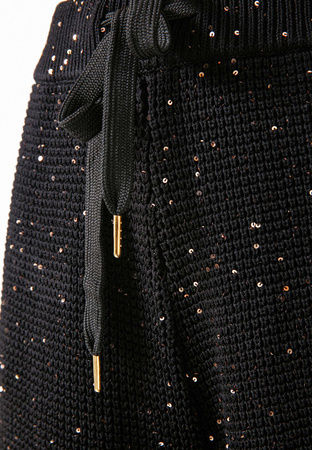 Czarne dzianinowe spodenki ze złotymi cekinami