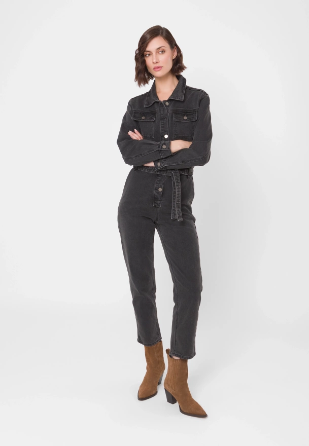 Jeansowy kombinezon wiązany w pasie