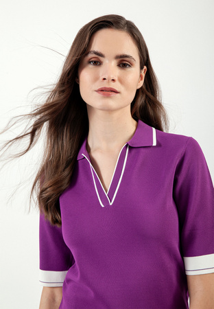 Sportowa sukienka z kołnierzykiem polo w kolorze oberżyny