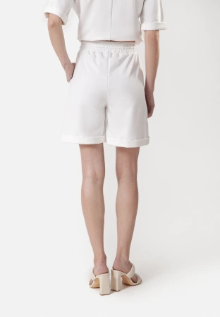 Białe dzianinowe szorty
