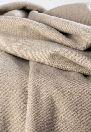 Ciepły beżowy szal z wiskozą