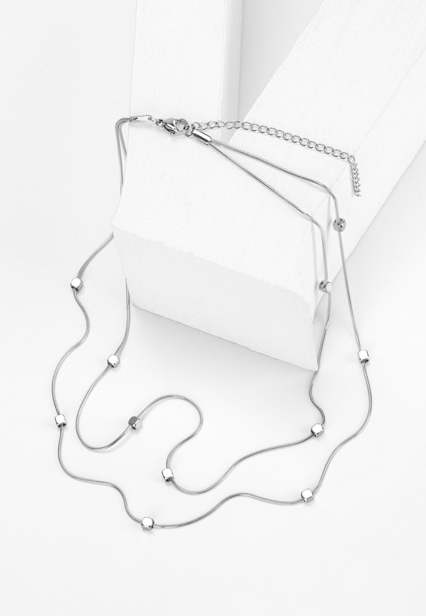 Delikatny naszyjnik z kwadratowymi koralikami