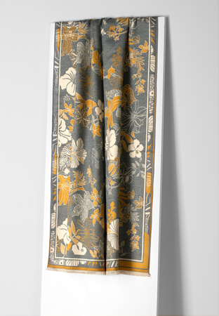 Szary szal z wiskozą w kwiecisty wzór