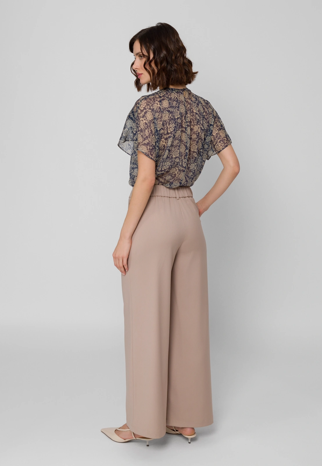 Beżowe spodnie z szeroką nogawką