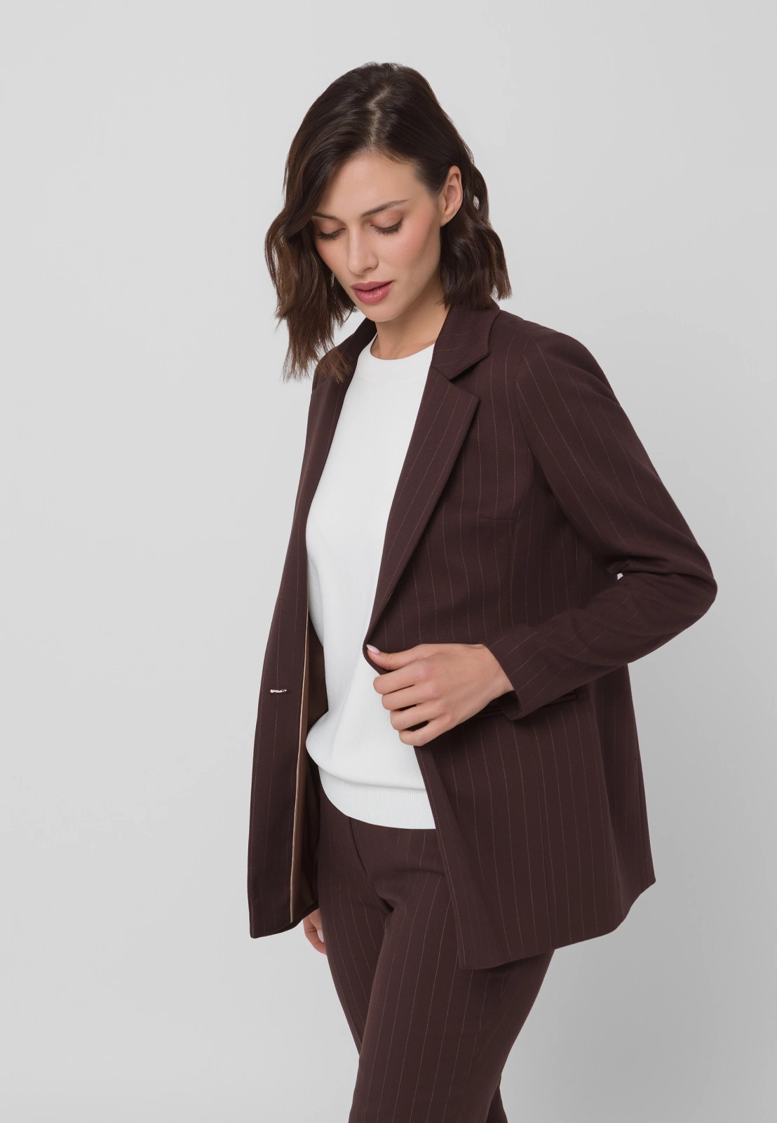 Brązowy żakiet w prążek zapinany na jeden guzik