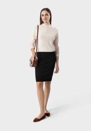 Czarna spódnica z charakterystyczną fakturą