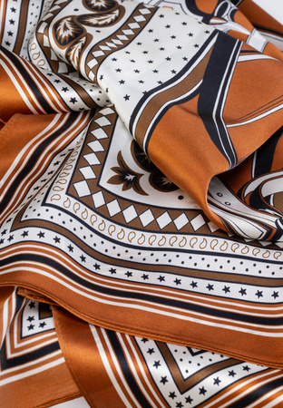 Jedwabna apaszka w oryginalny wzór