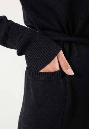 Czarna dzianinowa sukienka z paskiem
