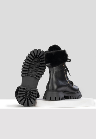 Czarne skórzane trapery z futerkiem