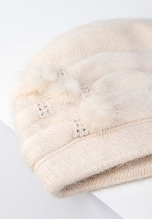 Beżowa dzianinowa czapka z naturalnym włosiem