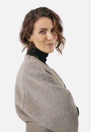 Beżowy wełniany płaszcz z wiązaniem