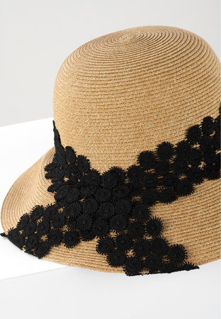Słomkowy kapelusz z ozdobną tasiemką