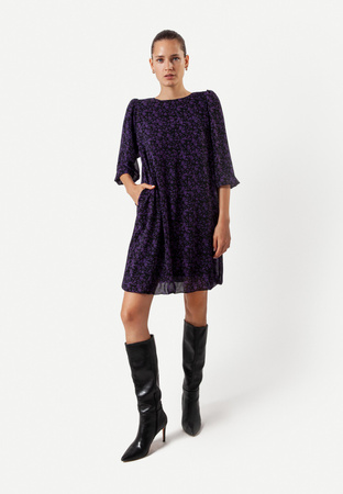 Czarna sukienka w drobne fioletowe kwiatki
