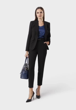 Czarny taliowany żakiet z patkami