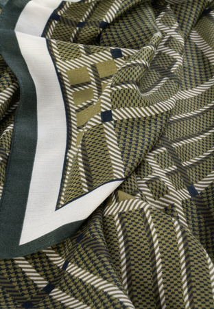 Wiskozowa apaszka w oliwkową kratę