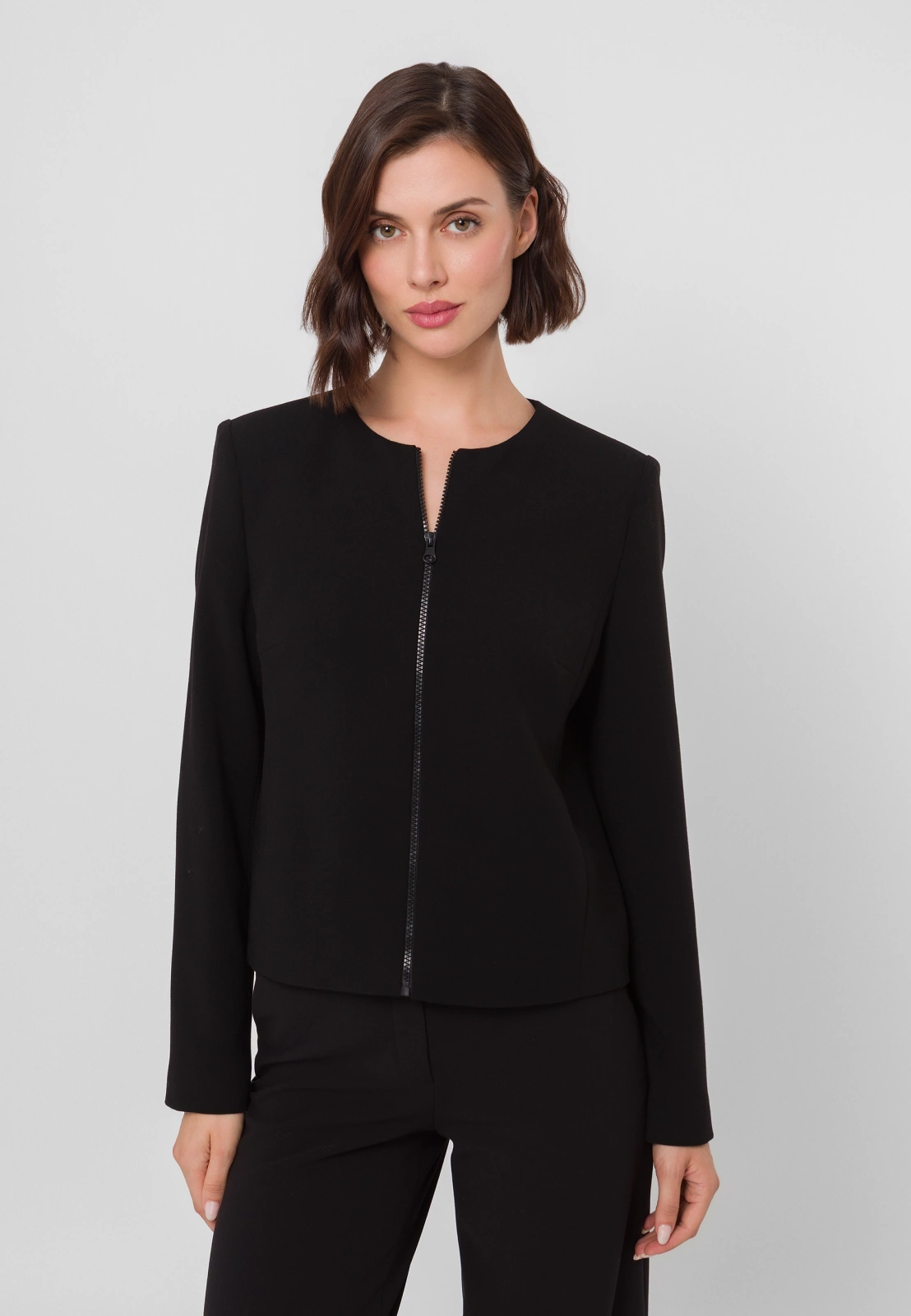 Krótki żakiet zapinany na suwak