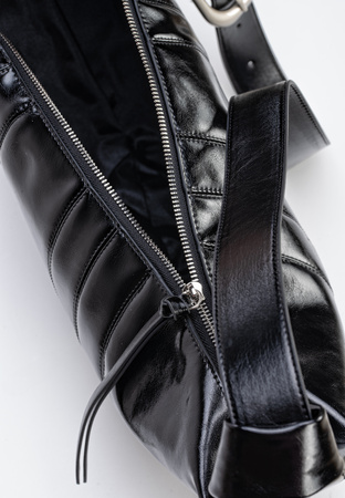 Czarna torebka nerka z miękkiej skóry