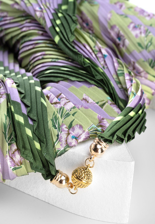 Szal apaszka w fioletowe kwiaty z ozdobnym zapięciem