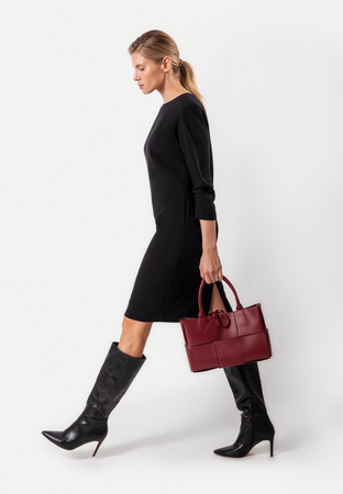 Czarna sukienka z marszczeniem na rękawach