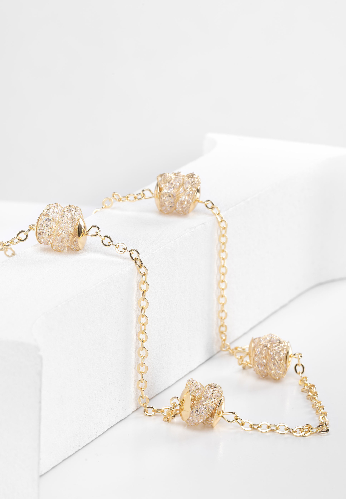 Długi naszyjnik z ażurowymi kulami