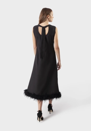 Czarna sukienka z piórami