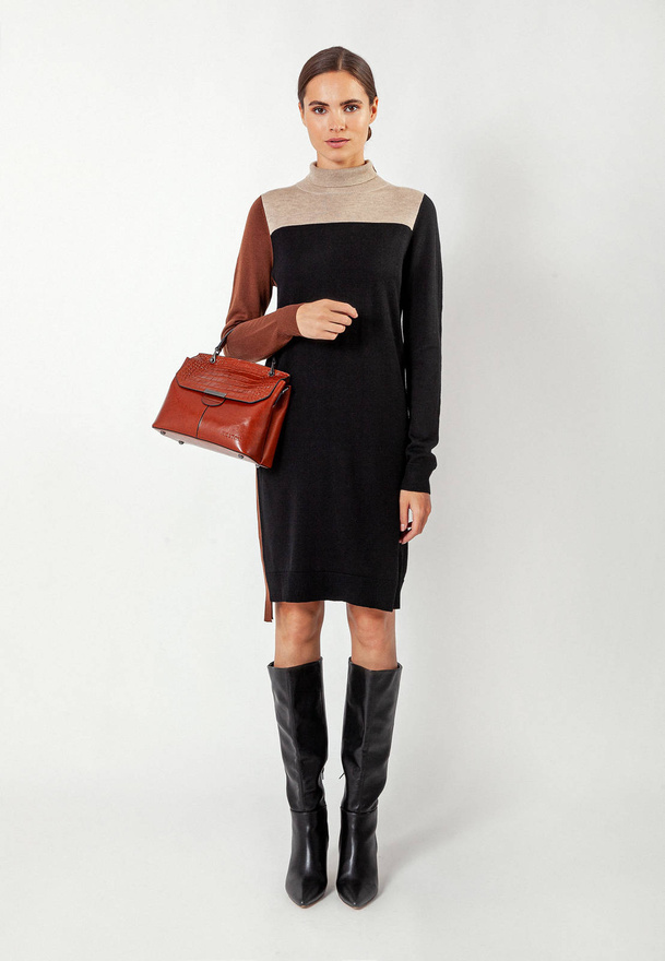 Sukienka z dzianiny z golfem i brązowym lampasem