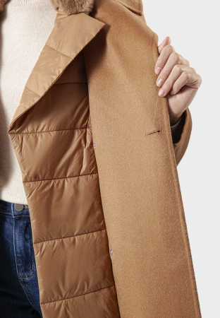 Camelowy pikowany płaszcz z naturalnym kołnierzem