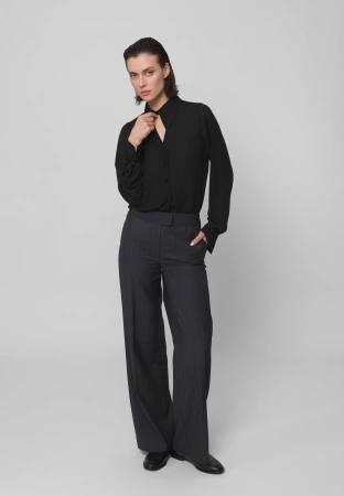 Czarna koszula z wycięciem przy dekolcie