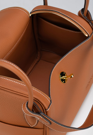 Prostokątna torebka w camelowym kolorze