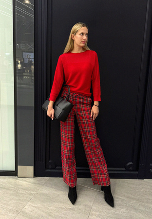 Czerwony sweter z ryżowym splotem