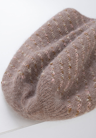 Brązowa czapka z przeplataną nitką