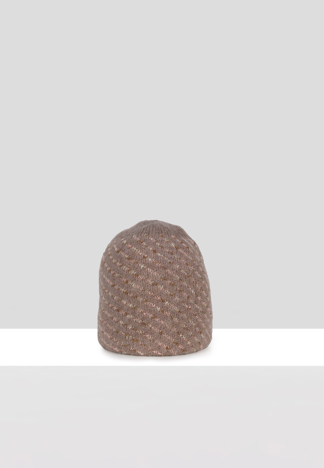 Brązowa czapka z przeplataną nitką