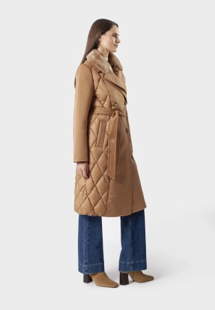 Camelowy pikowany płaszcz z naturalnym kołnierzem