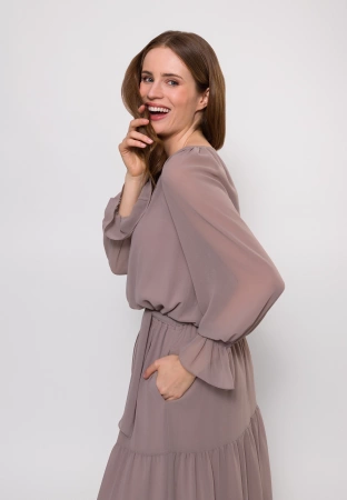 Zwiewna sukienka maxi wiązana w pasie