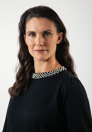 Czarny sweter ozdobiony perełkami