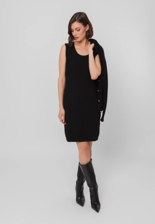Dzianinowa sukienka bez rękawów z charakterystyczną fakturą