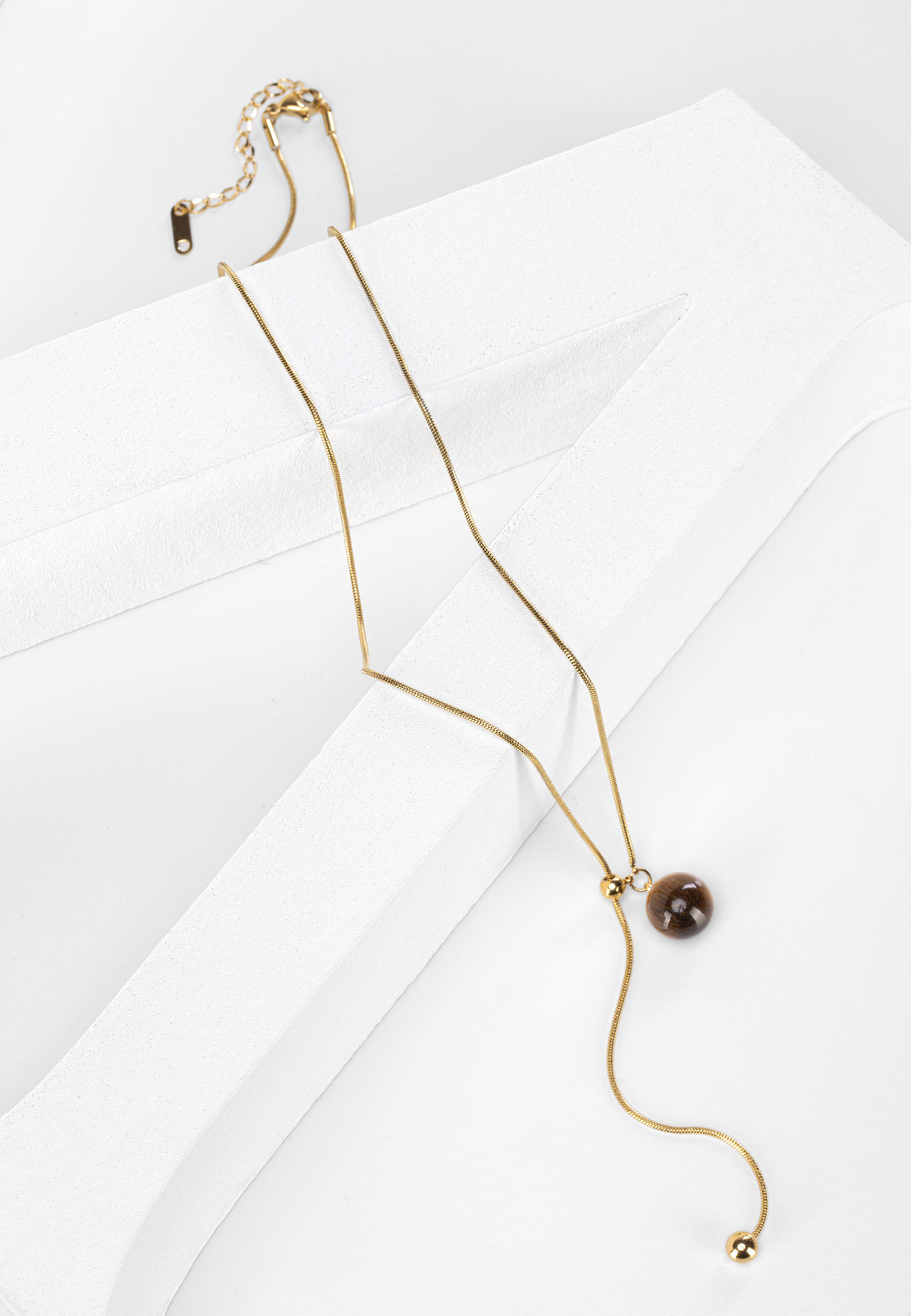 Naszyjnik z brązowym koralem