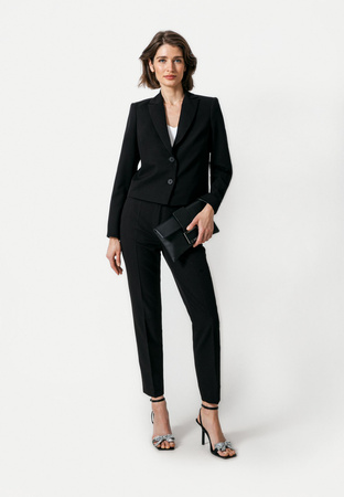 Czarny krótki dopasowany żakiet