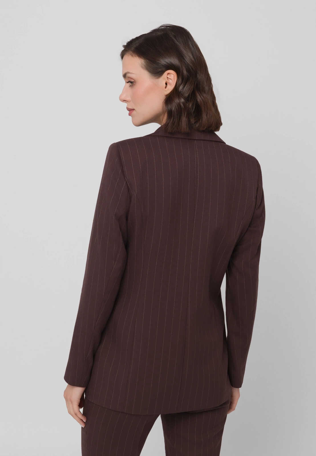 Brązowy żakiet w prążek zapinany na jeden guzik