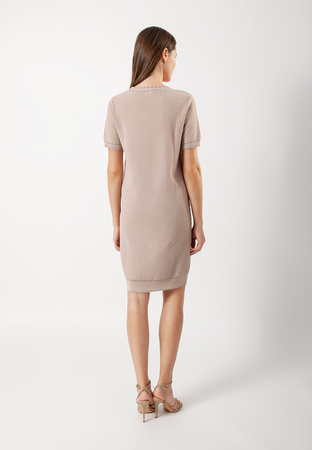 Beżowa sukienka z fakturą plecionki