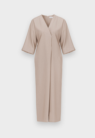 Beżowy kombinezon z asymetrycznym przodem o luźnej formie