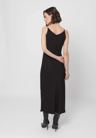 Satynowa sukienka na cienkich ramiączkach