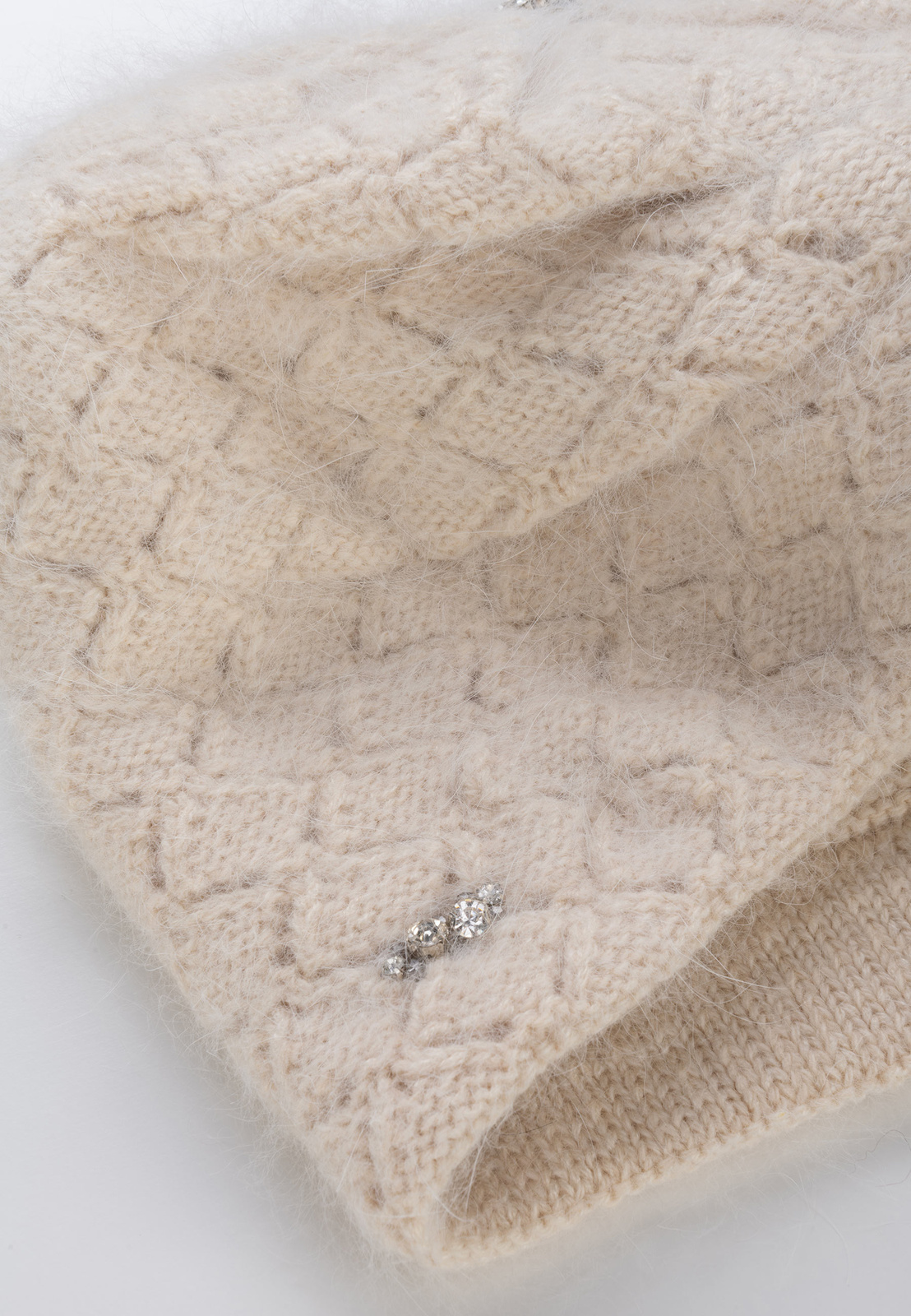 Beżowa czapka w romby z naturalnym włosiem