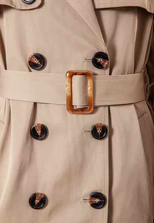 Beżowy dwurzędowy trencz