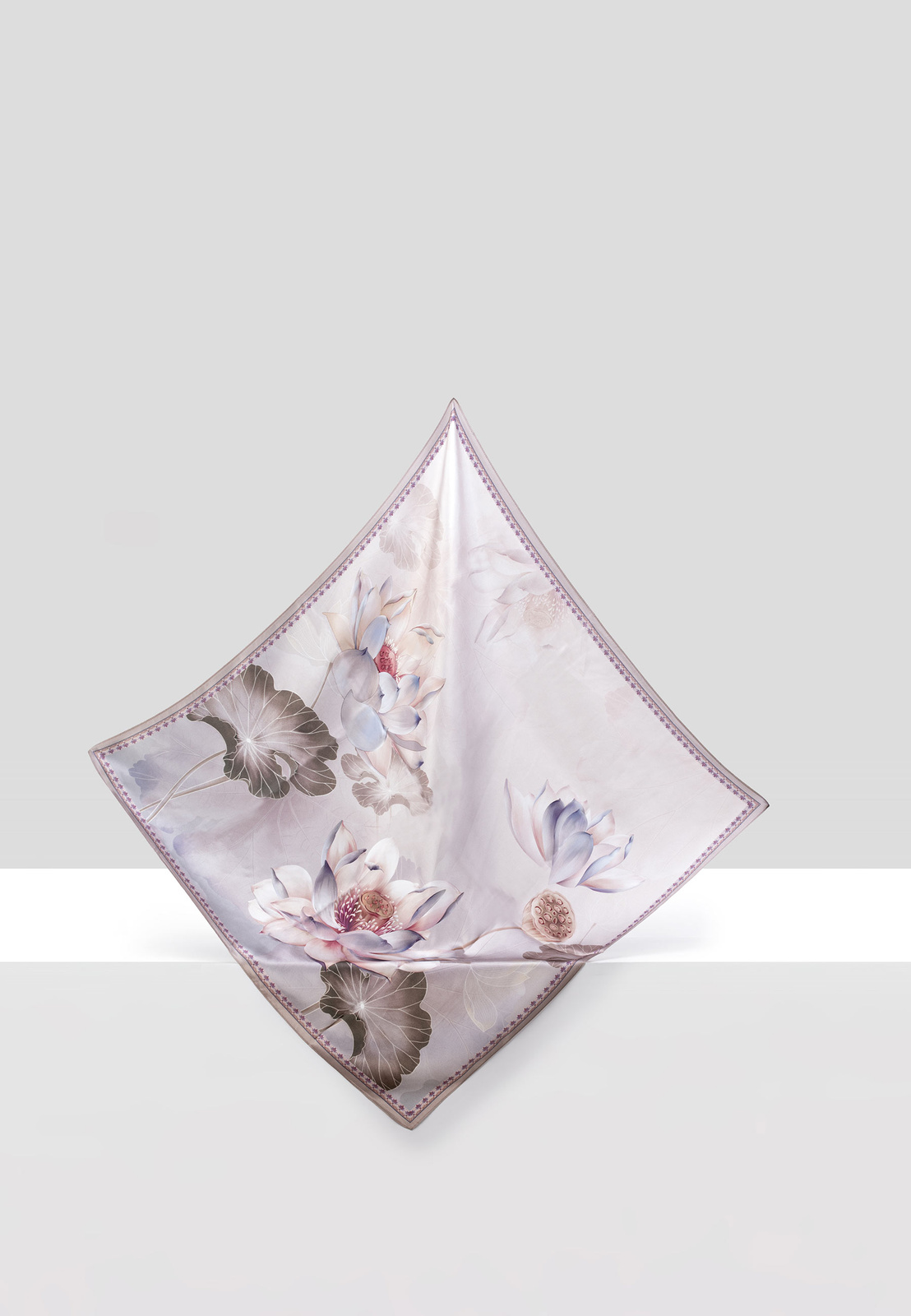 Jedwabna apaszka w kwiaty