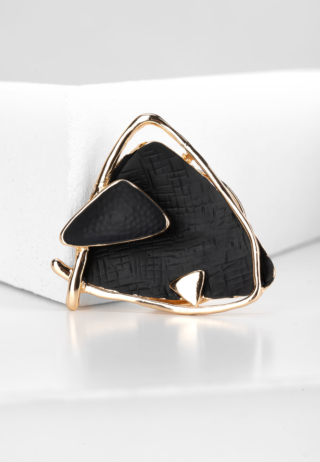 Trójkątna broszka na magnes